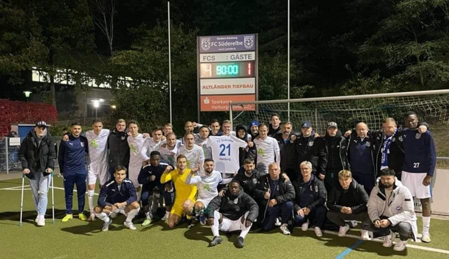 Hausaufgaben erledigt: Unsere Oberliga-Mannschaft mit einem besonderen Gruß an unseren Leader Dino Fazlic mit der Nummer 21. Foto: FCS