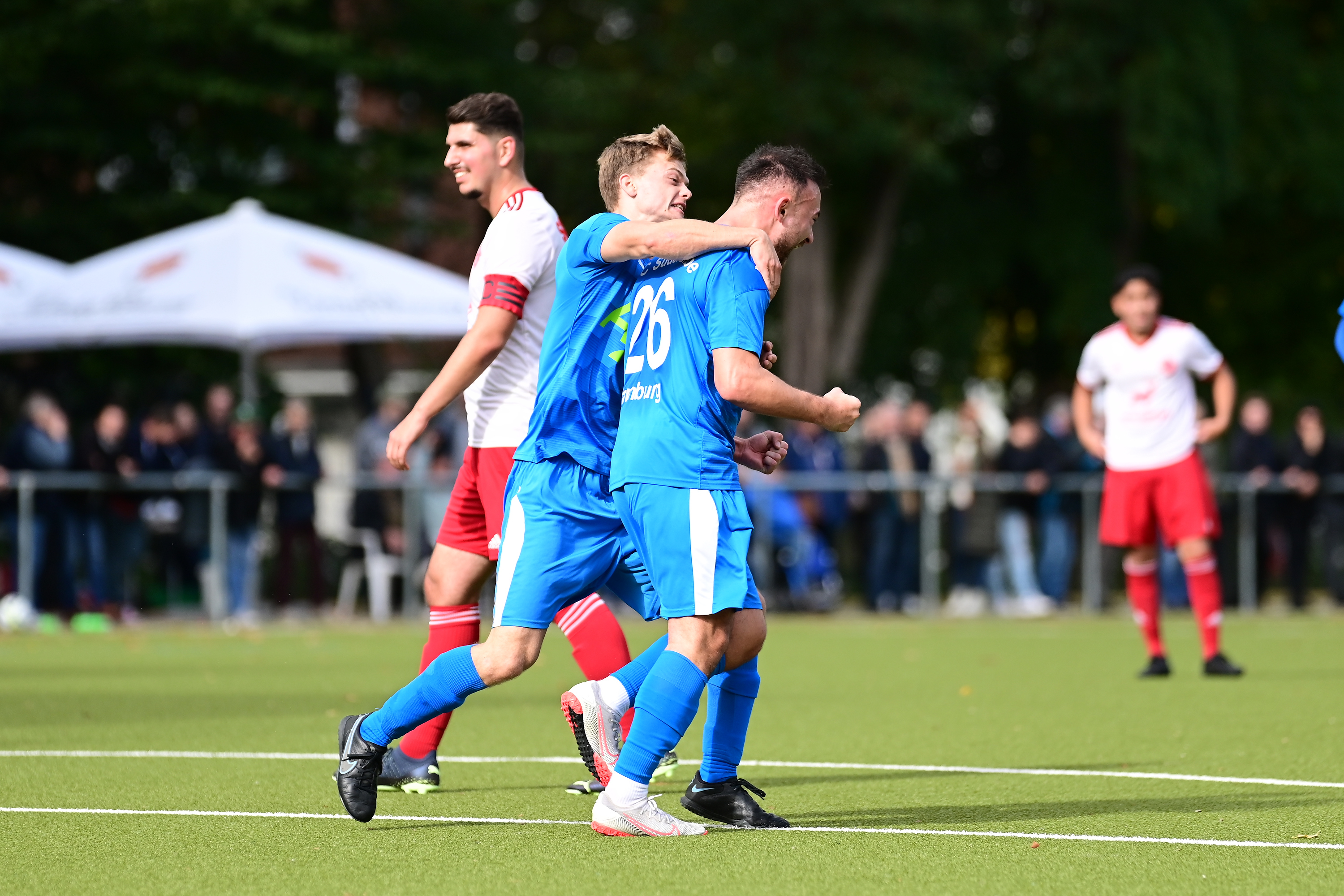 Rouven Treu (li.) feiert Mustafa Ercetin für seine Vorlage zur 2:1-Führung. Foto: Felix Schlikis